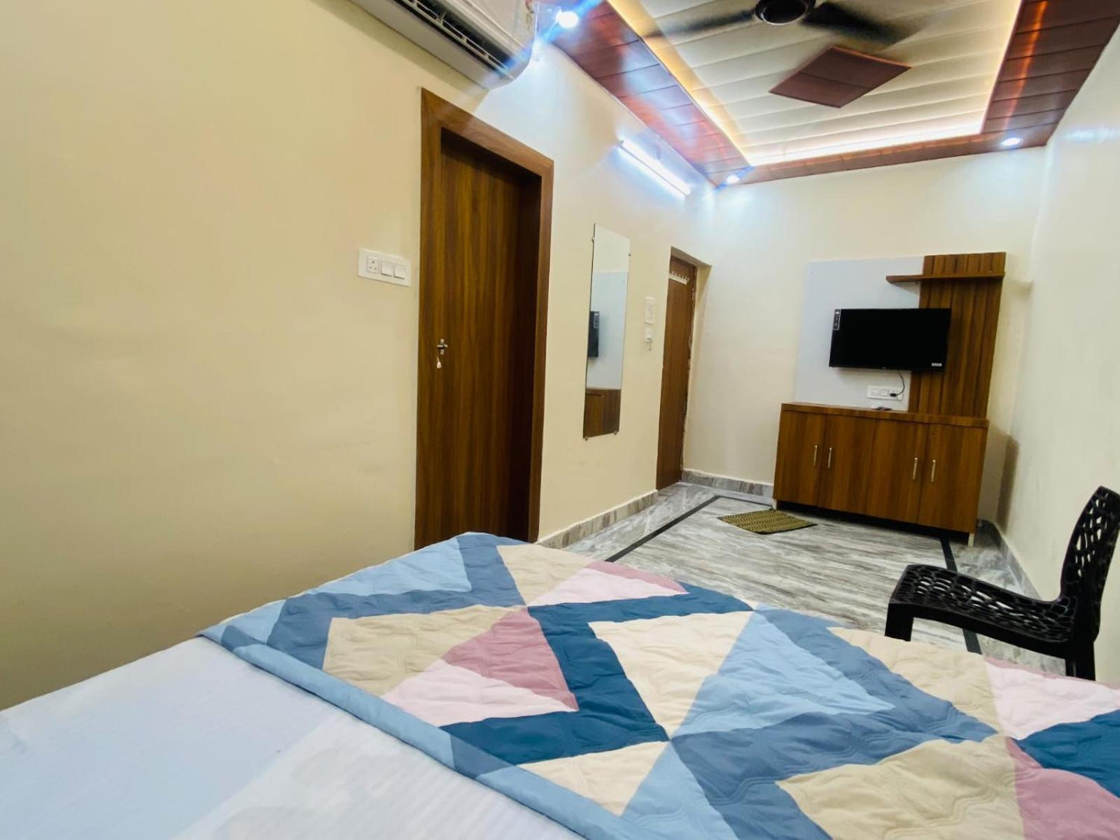 The Raman Palace- A Budget Hotel Mathura Exterior photo