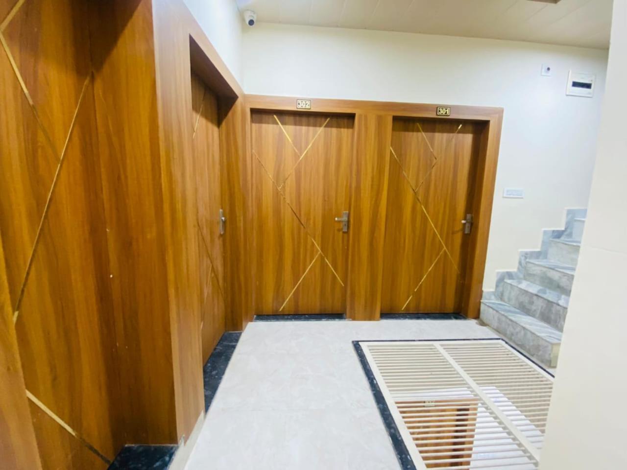 The Raman Palace- A Budget Hotel Mathura Exterior photo