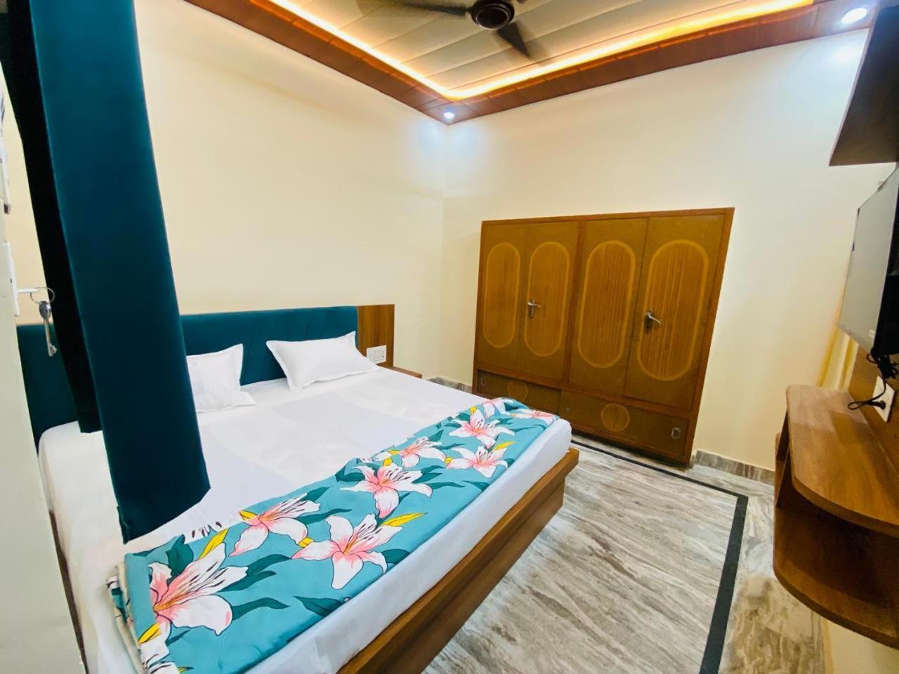 The Raman Palace- A Budget Hotel Mathura Exterior photo
