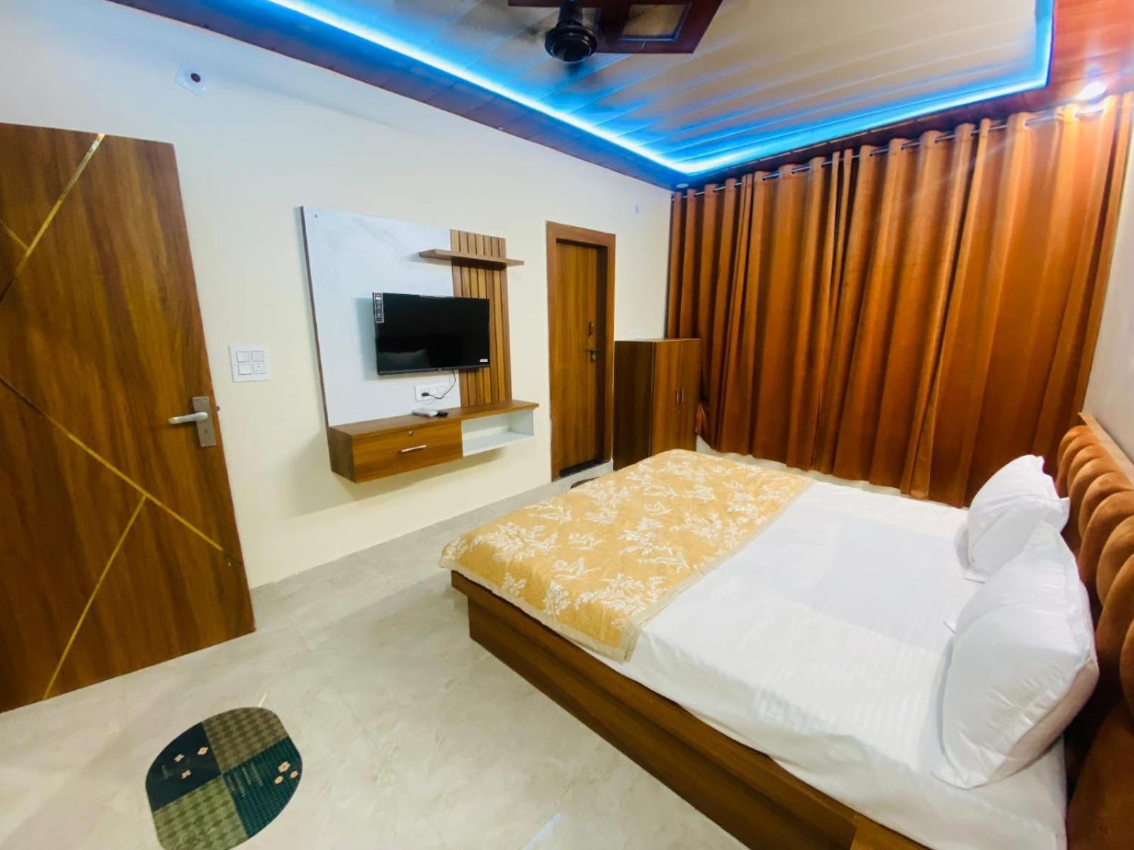 The Raman Palace- A Budget Hotel Mathura Exterior photo