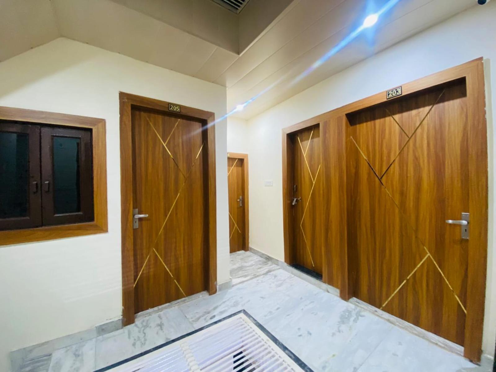 The Raman Palace- A Budget Hotel Mathura Exterior photo