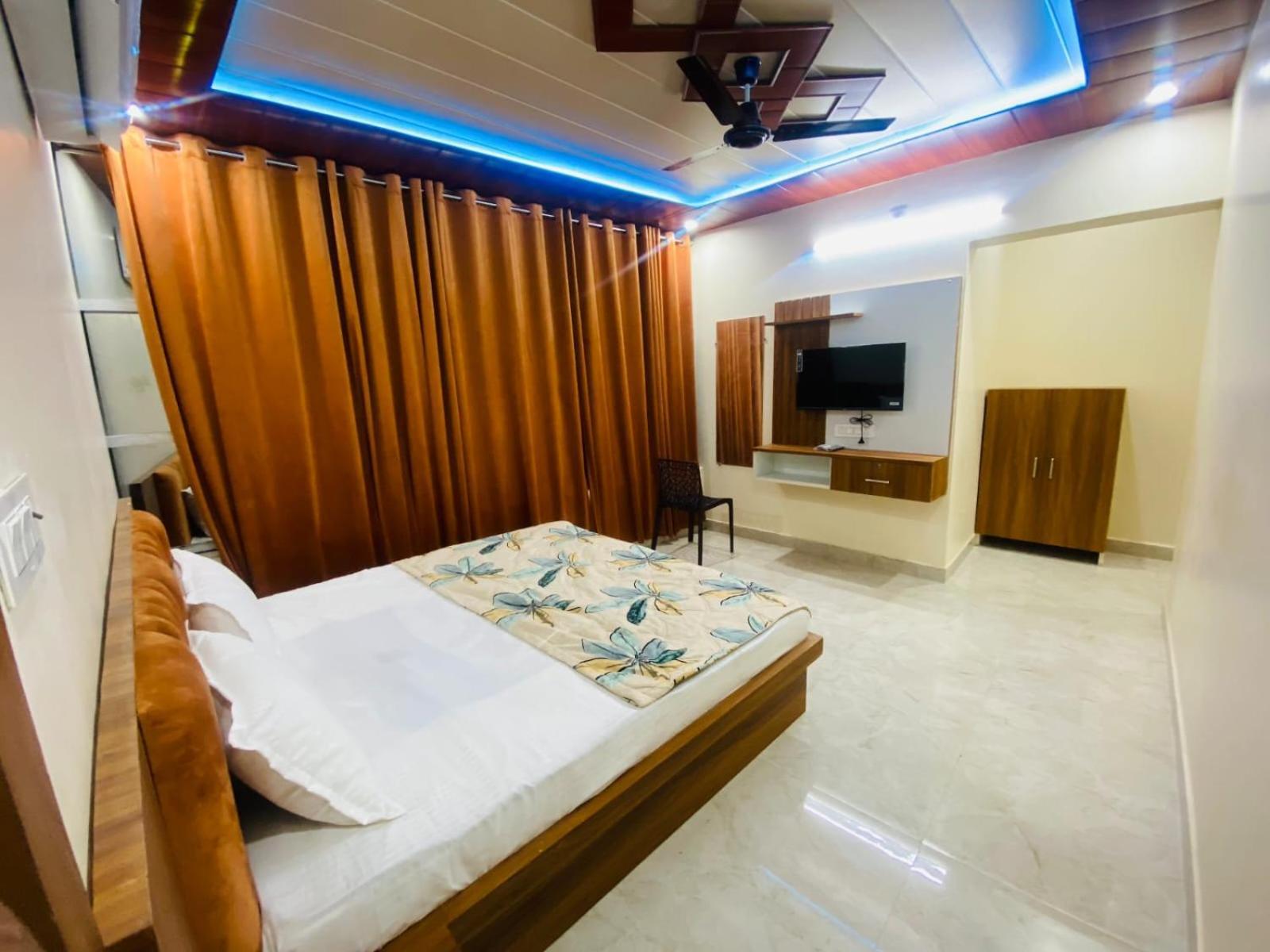 The Raman Palace- A Budget Hotel Mathura Exterior photo
