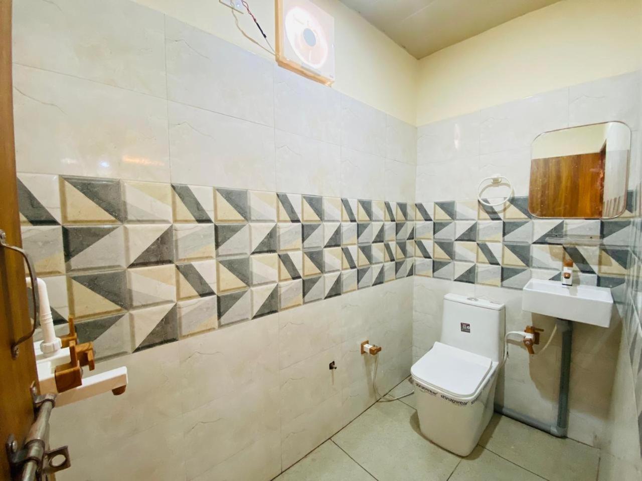 The Raman Palace- A Budget Hotel Mathura Exterior photo