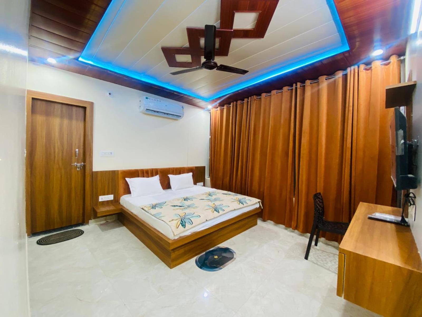 The Raman Palace- A Budget Hotel Mathura Exterior photo