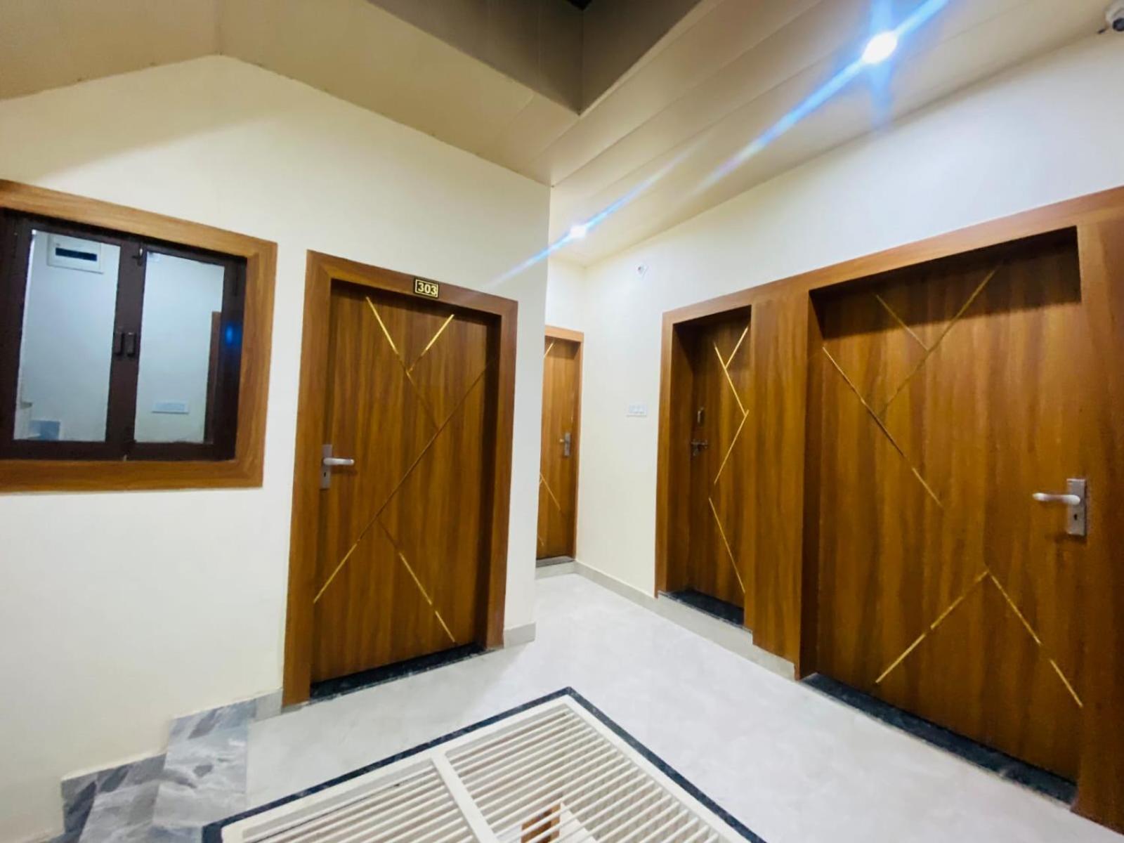 The Raman Palace- A Budget Hotel Mathura Exterior photo