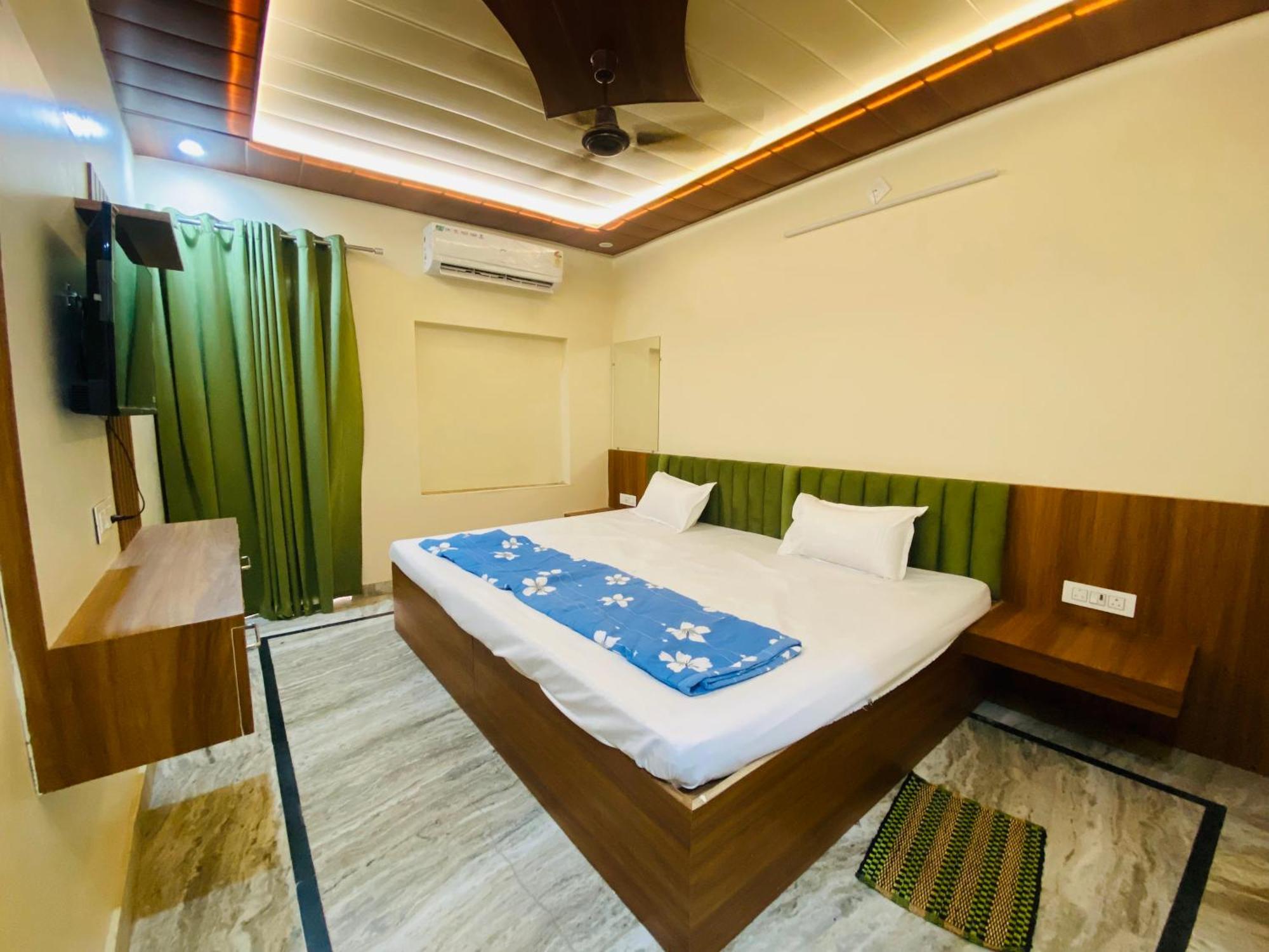 The Raman Palace- A Budget Hotel Mathura Exterior photo
